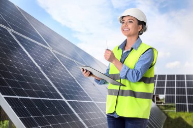 Açık havada güneş panelleri yakınında mühendis. Alternatif enerji kaynağı