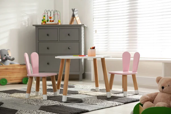 Pequeña Mesa Sillas Con Orejas Conejo Habitación Los Niños Diseño —  Fotos de Stock