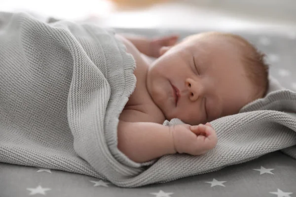 Lindo Bebé Durmiendo Cama Primer Plano — Foto de Stock