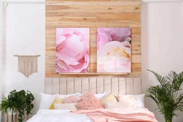 大きな快適なベッドと美しい絵画とスタイリッシュな部屋のインテリア — ストック写真