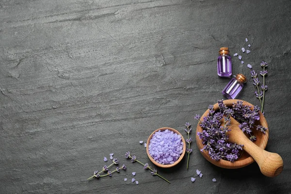Kosmetiska Produkter Och Lavendel Blommor Mörkgrå Bakgrund Platt Låg Plats — Stockfoto