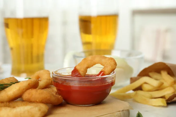 Gefrituurde Uienringen Met Saus Tafel — Stockfoto