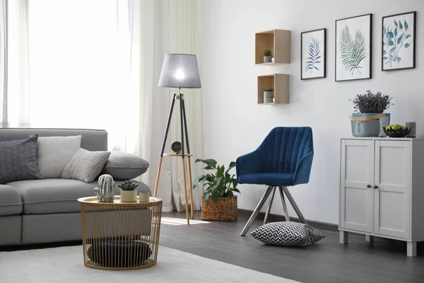 Elegant Vardagsrum Med Bekväma Möbler Nära Fönstret Inredning — Stockfoto