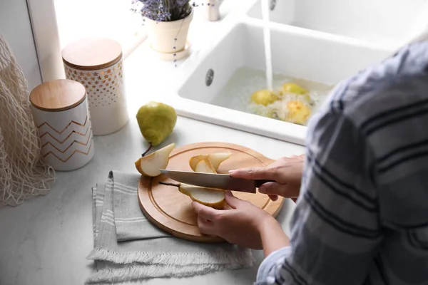 Mujer Cortando Pera Fresca Madura Mesa Cocina Primer Plano — Foto de Stock