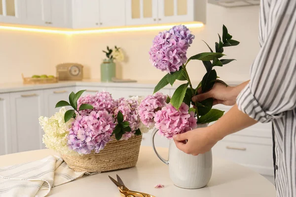 Mujer Haciendo Ramo Con Hermosas Flores Hortensias Mesa Interior Primer —  Fotos de Stock