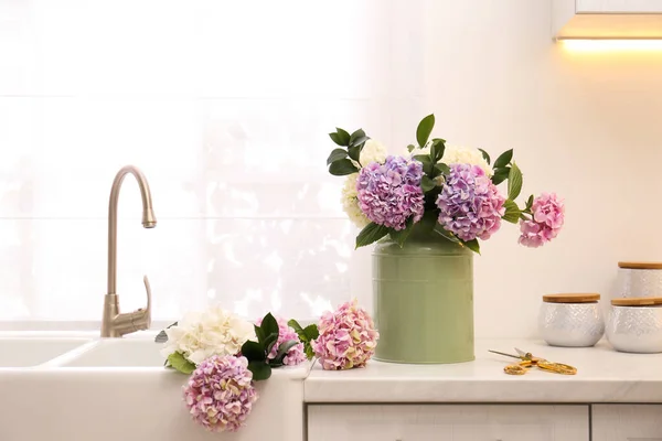 Kytice Krásnými Hortenzie Květiny Plechovce Nůžky Lehkém Pultu — Stock fotografie