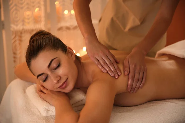 Jeune Femme Recevant Massage Dos Dans Salon Spa — Photo