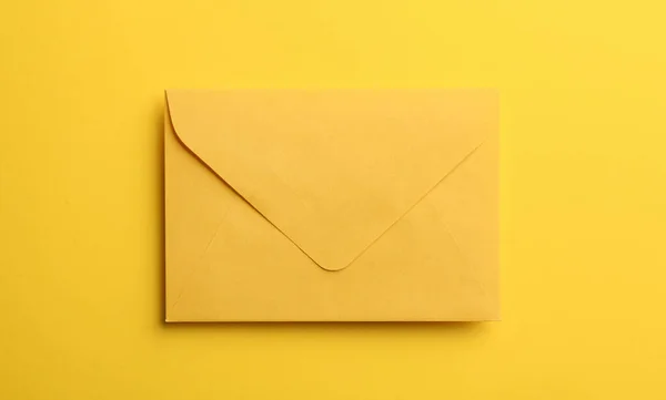 Envelope Papel Fundo Amarelo Vista Superior — Fotografia de Stock