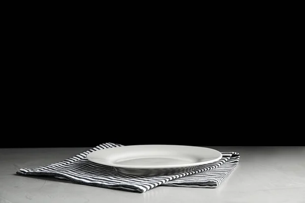 Κενό Κεραμικό Πιάτο Και Πετσέτα Ανοιχτό Γκρι Τραπέζι — Φωτογραφία Αρχείου