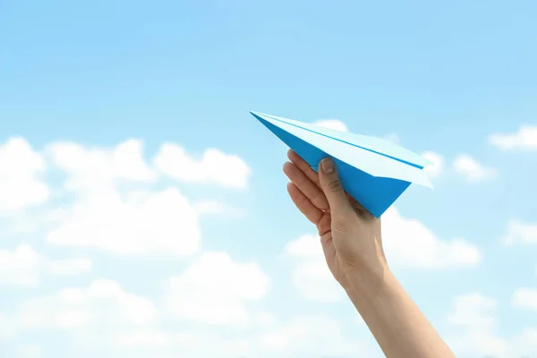 Γυναίκα Κρατά Χάρτινο Αεροπλάνο Ενάντια Στον Γαλάζιο Ουρανό Κοντινό Πλάνο — Φωτογραφία Αρχείου