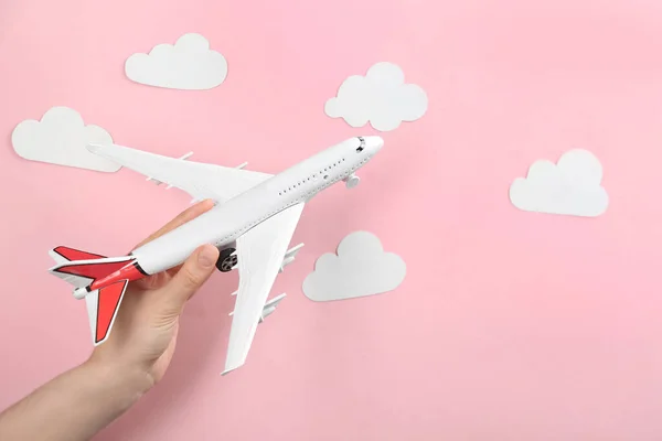 Mulher Segurando Avião Brinquedo Contra Fundo Rosa Com Nuvens Close — Fotografia de Stock