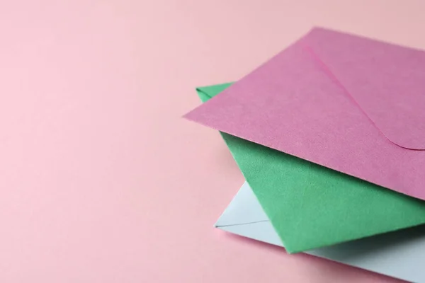 Colorful Paper Envelopes Pink Background Closeup Space Text — Stock Photo, Image
