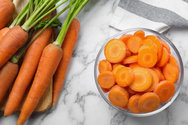 Ganze Und Geschnittene Reife Karotten Auf Weißem Marmortisch Flach Gelegt — Stockfoto