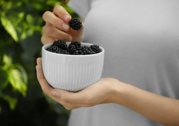 Vrouw Met Kom Smakelijke Rijpe Bramen Tuin Close — Stockfoto