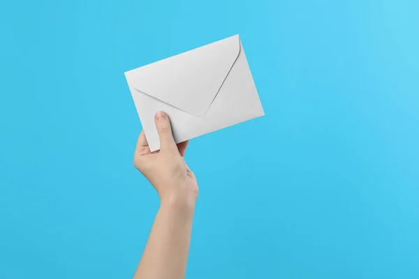 Vrouw Met Witte Papieren Envelop Lichtblauwe Achtergrond Close — Stockfoto
