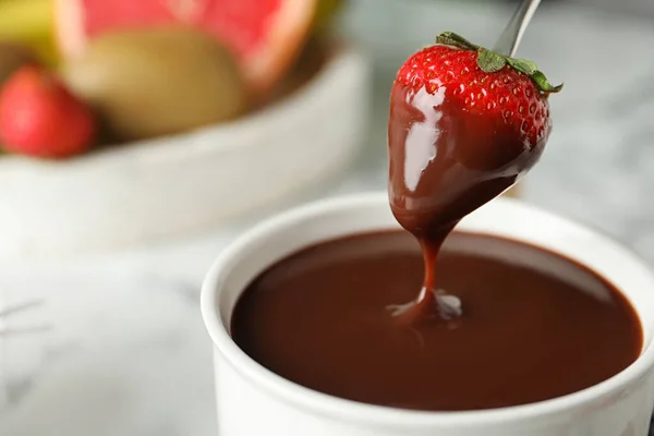 Erdbeere Fonduetopf Mit Schokolade Tauchen Nahaufnahme Raum Für Text — Stockfoto