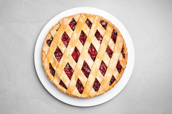 Délicieuse Tarte Aux Cerises Fraîche Sur Table Gris Clair Vue — Photo