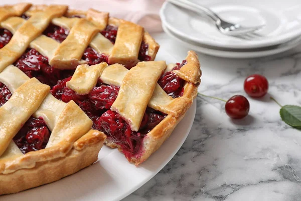 Delicioso Pastel Cereza Fresca Mesa Mármol Blanco Primer Plano — Foto de Stock