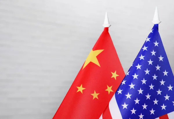 Drapeaux Des États Unis Chine Contre Mur Briques Blanches Gros — Photo