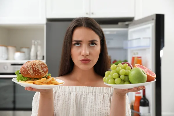 Mujer Eligiendo Entre Frutas Hamburguesa Con Papas Fritas Cerca Del —  Fotos de Stock