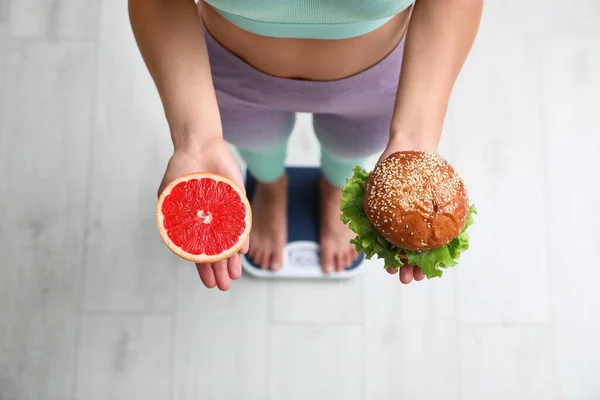 Концепция Выбора Вид Сверху Женщины Грейпфрутом Гамбургером Стоящей Скалах Полный — стоковое фото