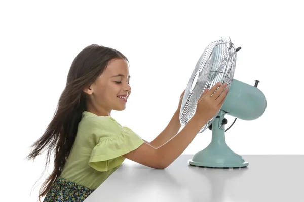 Niña Disfrutando Del Flujo Aire Del Ventilador Sobre Fondo Blanco — Foto de Stock