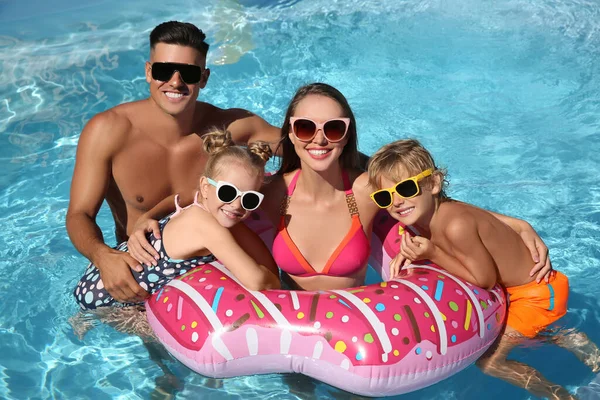 Güneşli Yaz Gününde Yüzme Havuzunda Şişme Yüzüklü Mutlu Bir Aile — Stok fotoğraf