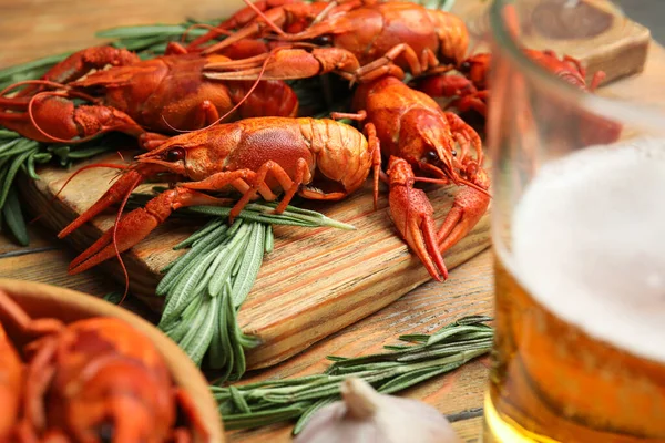 Deliciosos Lagostins Cozidos Vermelhos Tábua Madeira Close — Fotografia de Stock