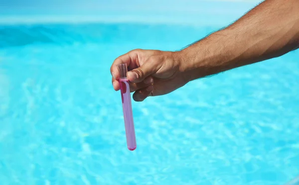 Hombre Sosteniendo Tubo Ensayo Con Reactivo Cerca Piscina Primer Plano —  Fotos de Stock