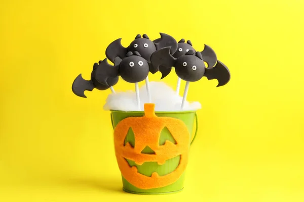 Deliziosa Torta Forma Pipistrello Apre Sfondo Giallo Halloween Trattare — Foto Stock