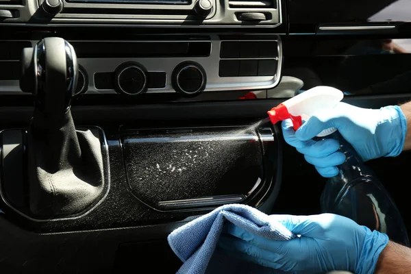 Hombre Con Guantes Limpiando Salpicadero Del Coche Con Spray Desinfectante — Foto de Stock