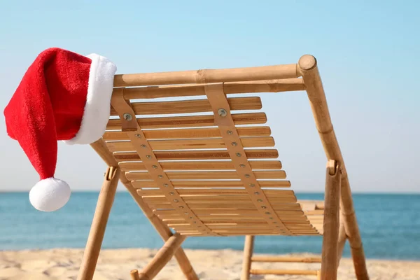 Sdraio Con Cappello Babbo Natale Sulla Spiaggia Primo Piano Vacanze — Foto Stock