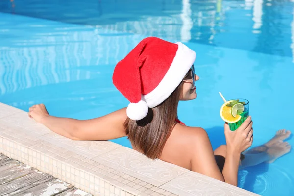 Ung Kvinna Bär Jultomte Hatt Med Uppfriskande Dryck Poolen Julsemester — Stockfoto