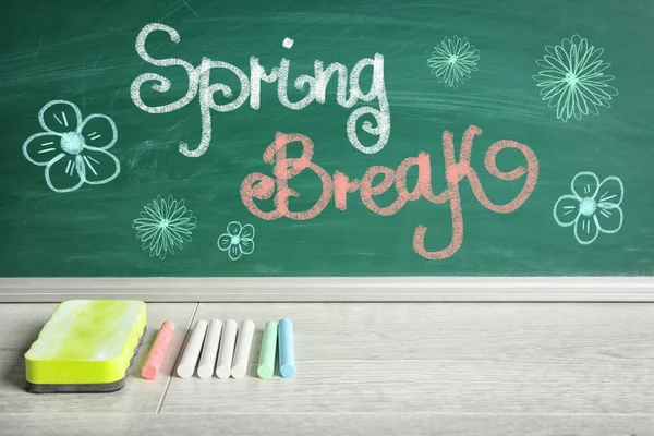 Text Spring Break Flower Drawings Green Chalkboard Wooden Table School — Stock Photo, Image