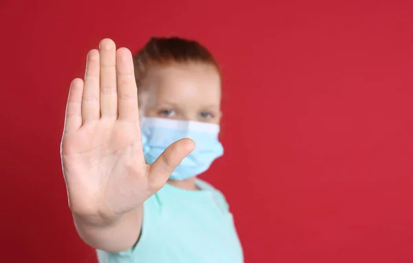 Little Girl Protective Mask Showing Stop Gesture Red Background Space — Stock Photo, Image