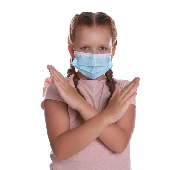 Κοριτσάκι Προστατευτική Μάσκα Που Δείχνει Κίνηση Στοπ Λευκό Φόντο Πρόληψη — Φωτογραφία Αρχείου