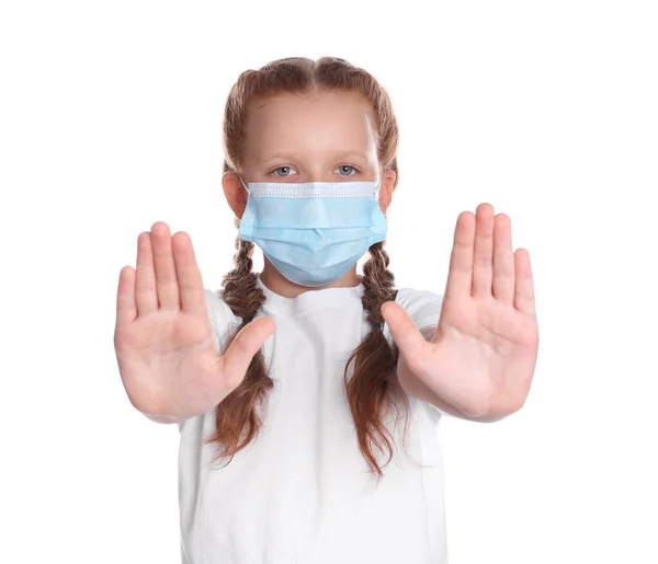 Niña Con Máscara Protectora Mostrando Gesto Stop Sobre Fondo Blanco — Foto de Stock