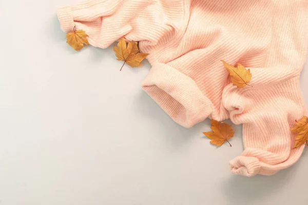 스웨터와 잎들이 시야입니다 — 스톡 사진