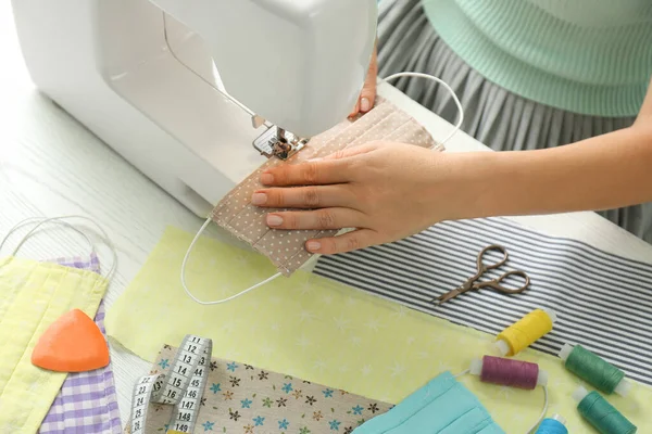 Máscara Tela Coser Mujer Con Máquina Mesa Primer Plano Equipos — Foto de Stock