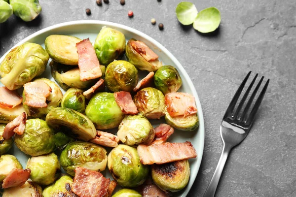 Deliciosos Brotes Bruselas Fritos Con Tocino Servido Sobre Mesa Gris —  Fotos de Stock