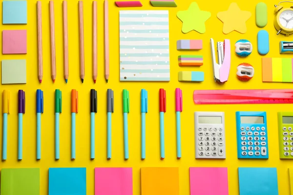 Flache Liegekomposition Mit Schulpapier Auf Gelbem Hintergrund Zurück Zur Schule — Stockfoto