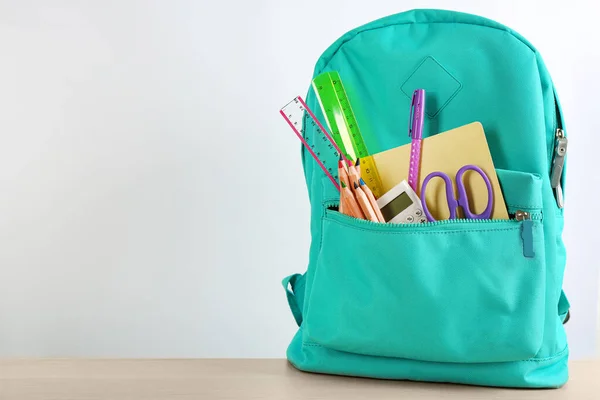 Verschiedene Schulsachen Rucksack Auf Tisch Vor Weißem Hintergrund Platz Für — Stockfoto
