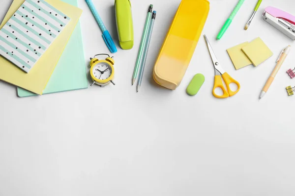 Papelería Escolar Sobre Fondo Blanco Plano Con Espacio Para Texto — Foto de Stock