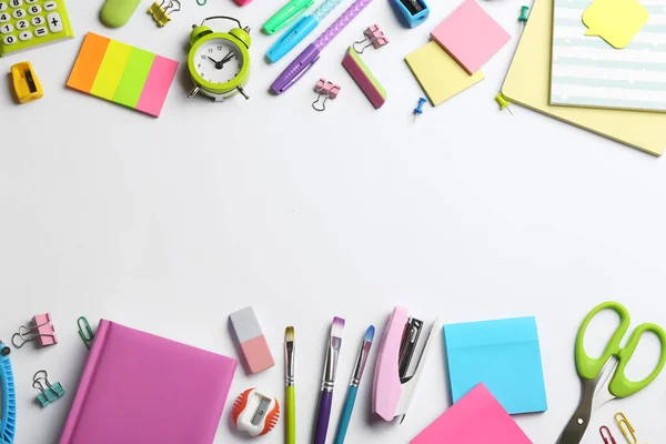 Papelería Escolar Sobre Fondo Blanco Plano Con Espacio Para Texto —  Fotos de Stock