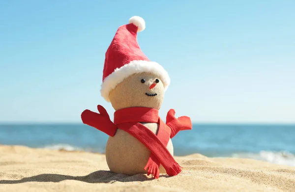 Сніговик Піску Санта Капелюхом Шарфом Пляжі Біля Моря Різдвяні Канікули — стокове фото