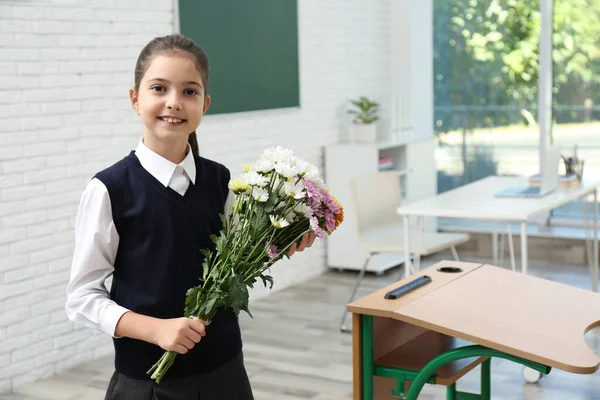 Gelukkig Schoolmeisje Met Boeket Klas Lerarendag — Stockfoto