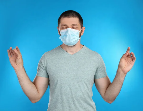 Uomo Maschera Protettiva Meditando Sfondo Azzurro — Foto Stock