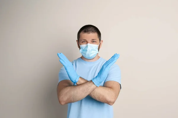 Man Protective Mask Showing Stop Gesture Beige Background Prevent Spreading — Stock Photo, Image