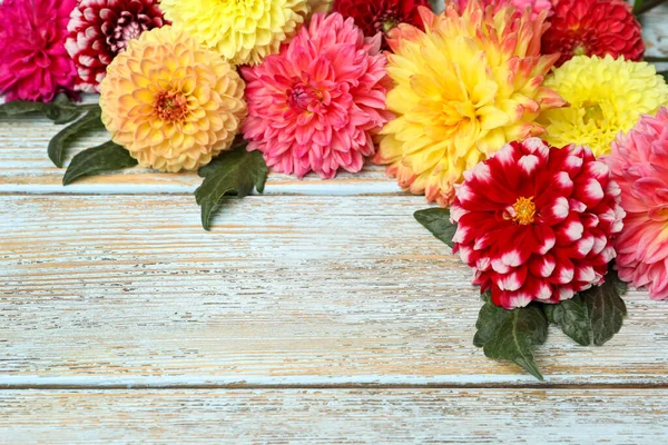 Vackra Dahlia Blommor Trä Bakgrund Plats För Text — Stockfoto