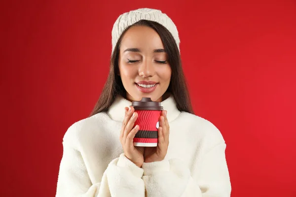 Mulher Bonita Feliz Com Xícara Papel Vinho Quente Fundo Vermelho — Fotografia de Stock